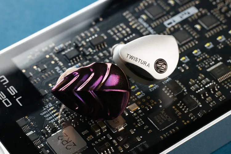 Hidizs MK12 Turris Titanium Edition IEM beside TWISTURA Woodnote IEM