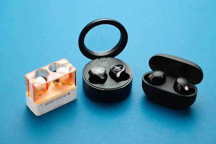 MOONDROP Space Travel 2 beside KZ XTRA and Sony TWS