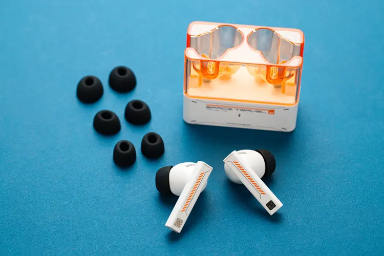 MOONDROP Space Travel 2 beside ear tips