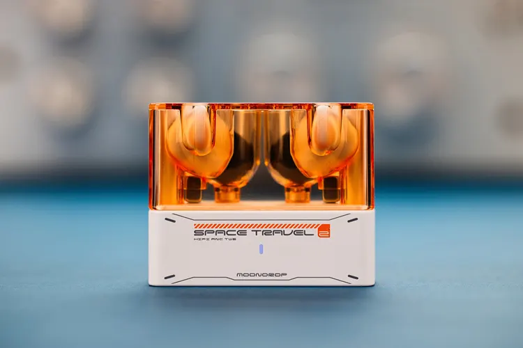 MOONDROP Space Travel 2 buds in closed cradle