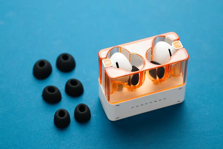 MOONDROP Space Travel 2 top down with ear tips