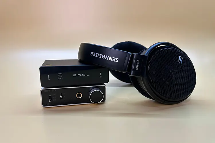 SMSL D1 beside Sennheiser HD 600 headphones