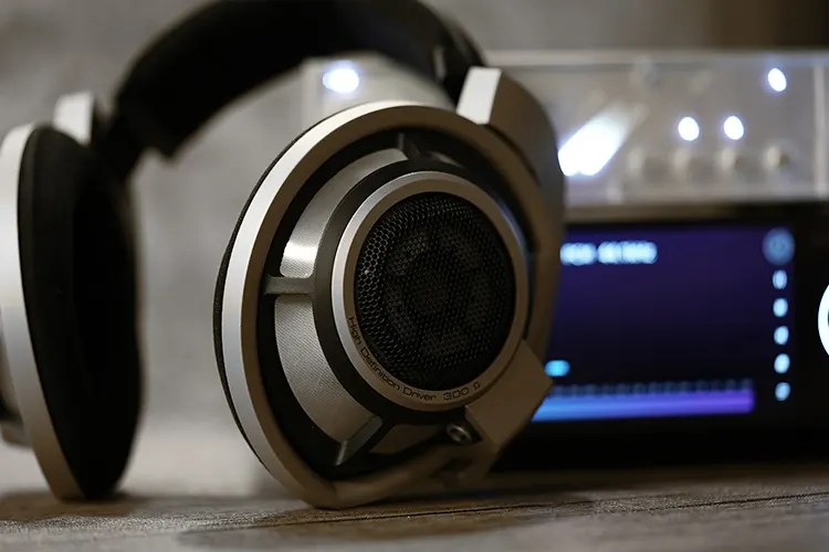 Eversolo Play with Sennheiser HD 800s in front