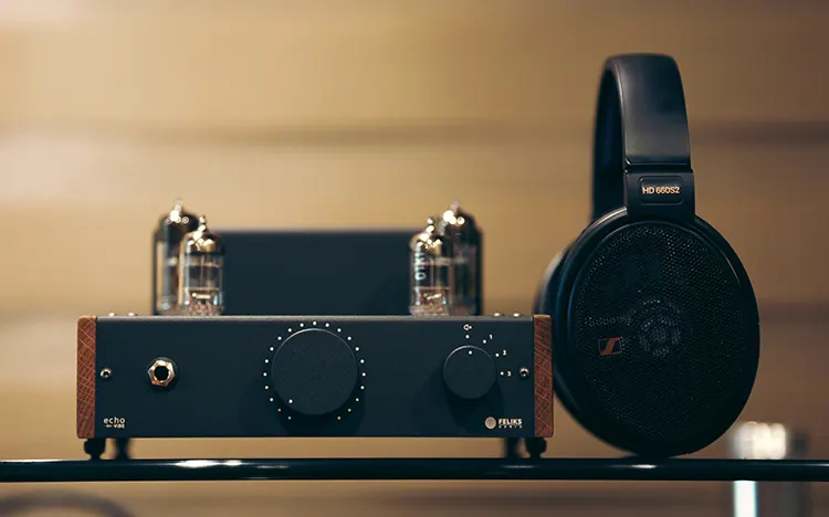 Feliks Audio Echo Vibe tube amp beside Sennheiser HD 660S2 headphones