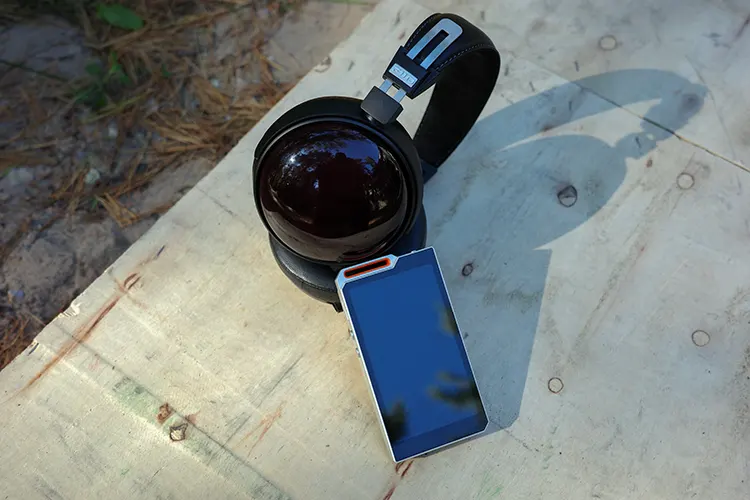 FiiO FT13 headphones beside the HiBy R4 DAP