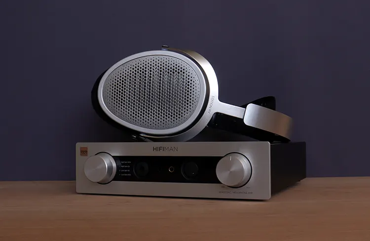 HIFIMAN Edition XV on top of the EF400 headphone amplifier