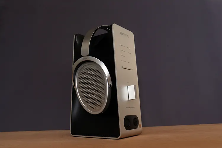 HIFIMAN Edition XV on top of the EF600 headphone amplifier