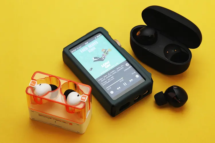 Hidizs x Linsoul AP80 PRO MAX DAP beside 2 TWS