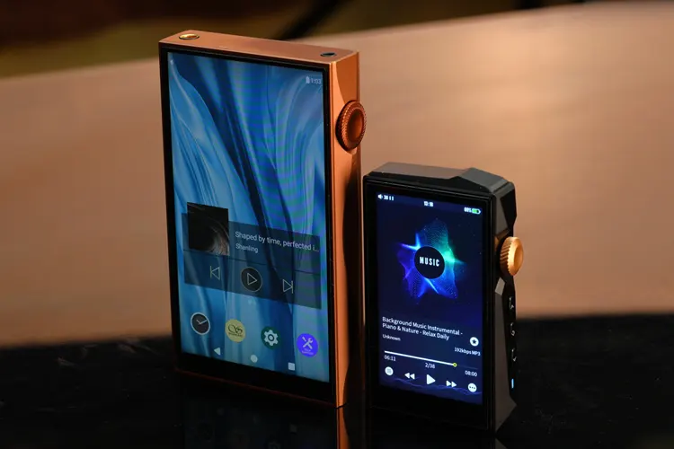 Hidizs x Linsoul AP80 PRO MAX DAP beside Shanling M3 Plus DAP