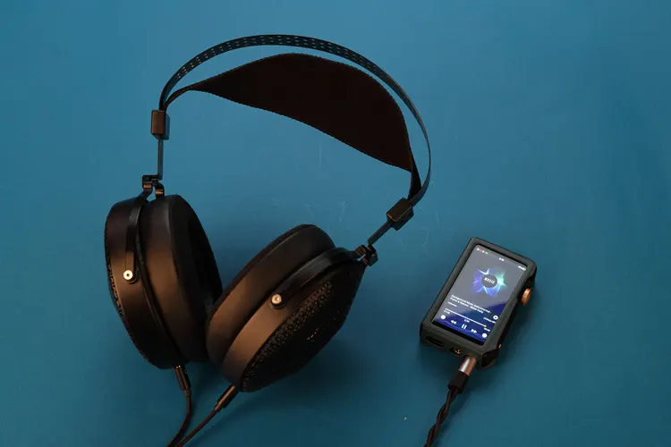 Hidizs x Linsoul AP80 PRO MAX DAP connected to MOONDROP Horizon headphones