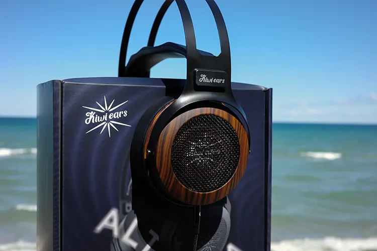 Kiwi Ears Altruva on top of its box