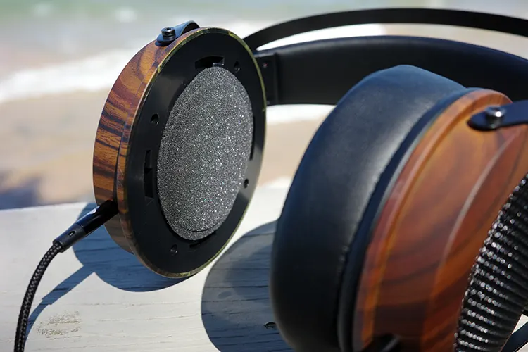 Kiwi Ears Altruva with one ear pad taken off