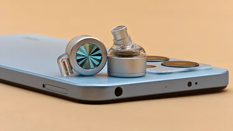 LETSHUOER D02 shells close up on top of blue smartphone