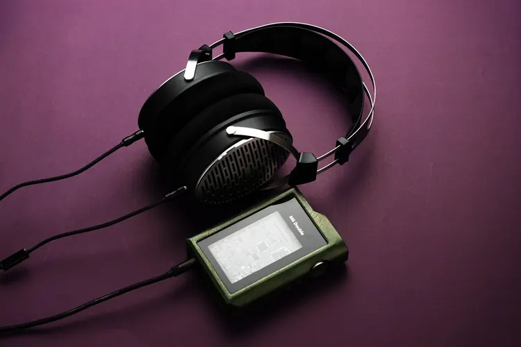 MUSE HiFi M6 Double beside MOONDROP Horizon headphones