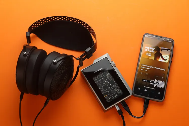 MUSE HiFi M6 Double connected to a smartphone and headphones