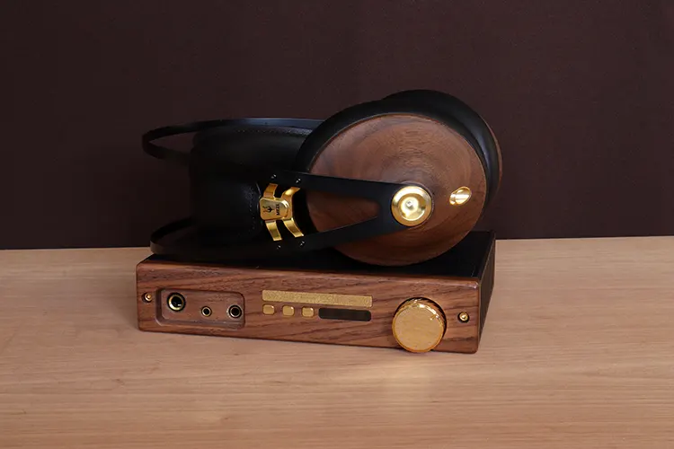 Meze Audio 99 Classics 2nd Generation on top of Rose Technics RT-5000 amplifier