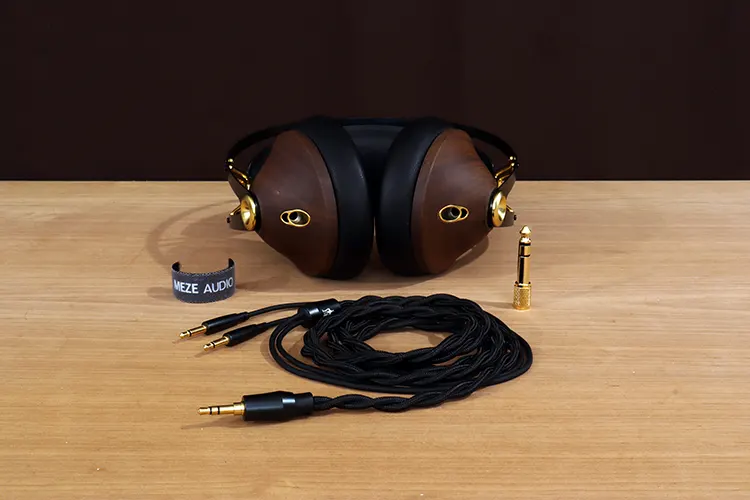 Meze Audio 99 Classics 2nd Generation stock cable