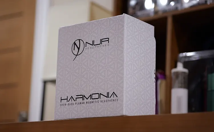 NUR Harmonia Headphones box