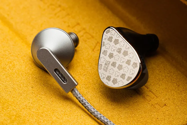 ddHiFi Memory beside MOONDROP May IEM