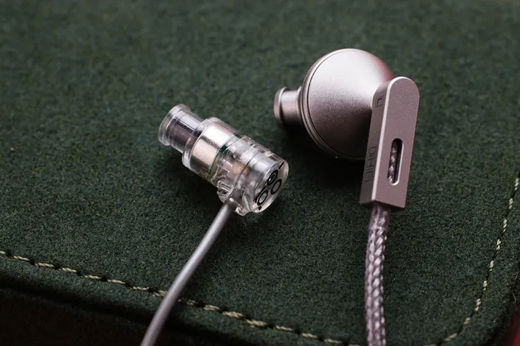 ddHiFi Memory beside MOONDROP Quarks DSP IEM