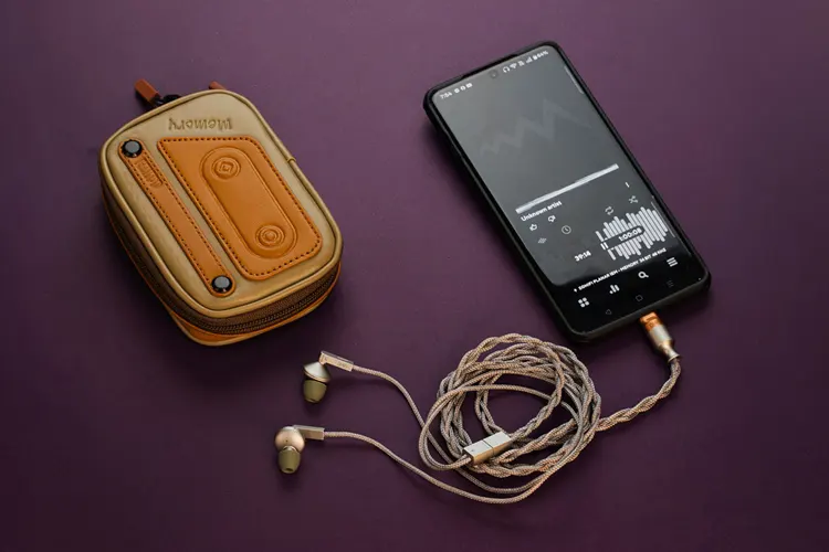 ddHiFi Memory connected to smartphone beside leather case