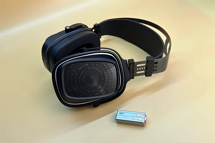 ddHiFi TC44Pro E3 dongle DAC beside HarmonicDyne BAROQUE headphones