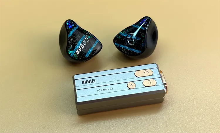 ddHiFi TC44Pro E3 dongle DAC beside Yanyin Canon II shells