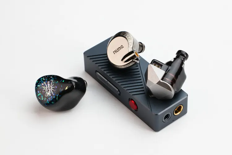 xDuoo Link10 beside three earphones