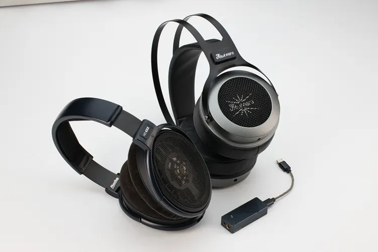 xDuoo Link10 beside two headphones