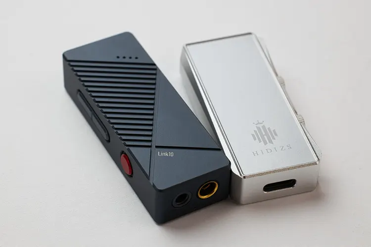 xDuoo Link10 laying flat beside the Hidizs S9 Pro Plus