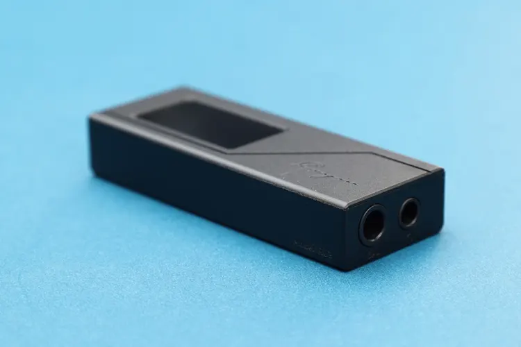 Cayin RU3 dongle DAC headphone jacks
