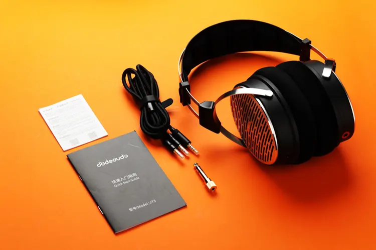 FiiO JT3 headphones beside its accessories