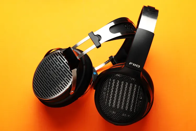 FiiO JT3 headphones beside the Fiio Jadeaudio JT7