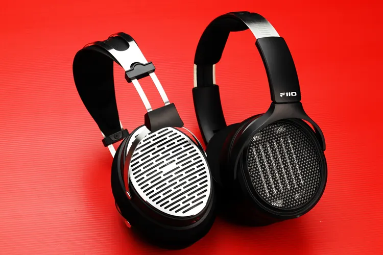 FiiO JT7 headphones beside the FiiO JT3 headphones