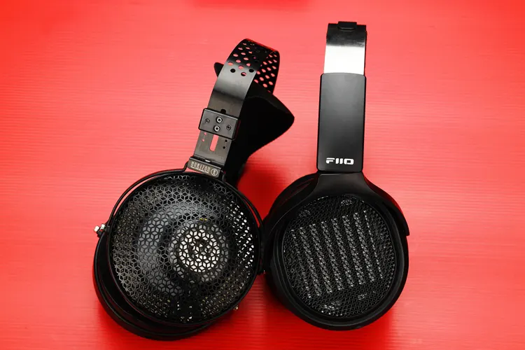 FiiO JT7 headphones beside the MOONDROP Horizon headphones