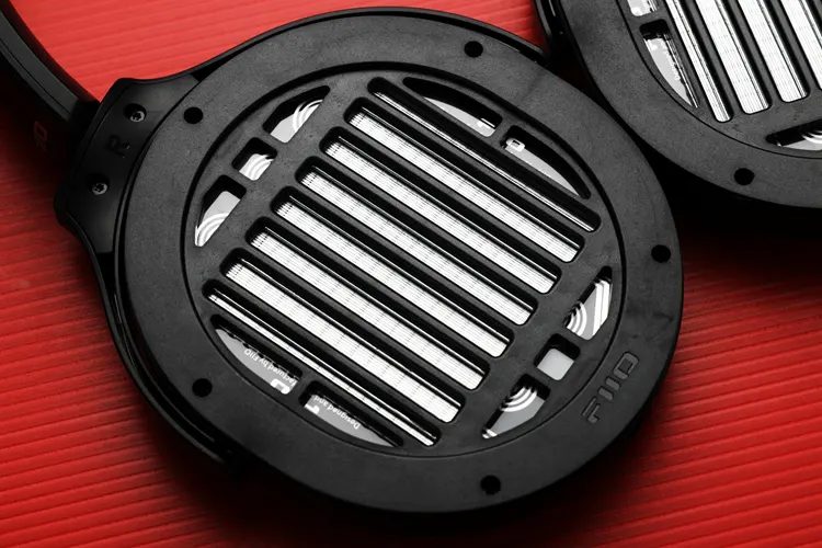 FiiO JT7 headphones close up of the driver