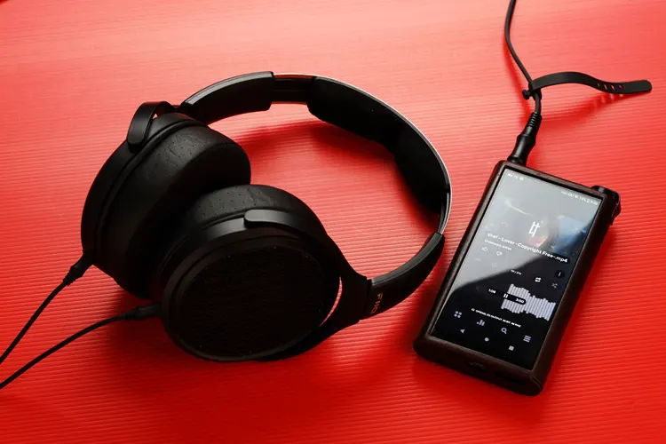 FiiO JT7 headphones connected to the FiiO M15S DAP