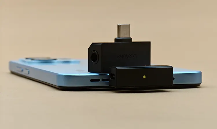 FiiO SNOWSKY Tiny connected to a blue smartphone