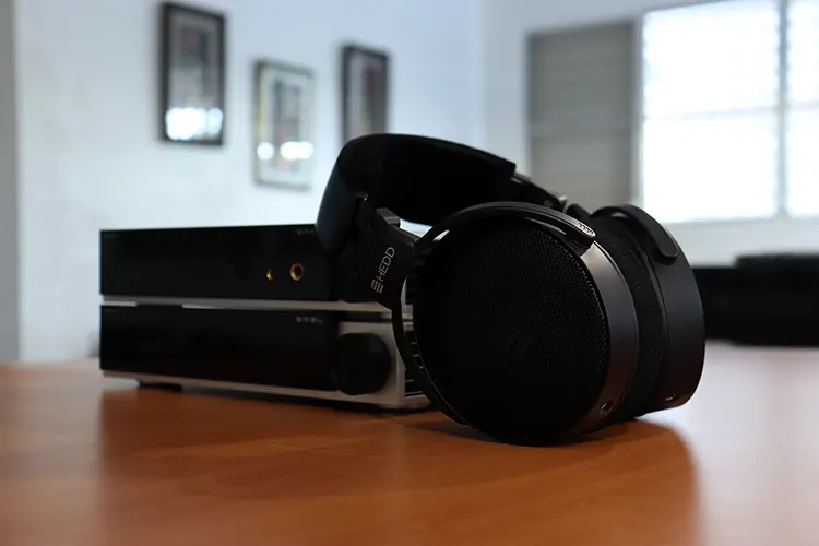 HEDD Audio HEDDphone D1 beside SMSL DAC and amplifier stack