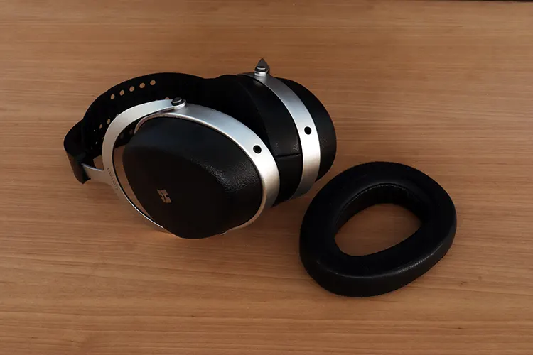 HIFIMAN Audivina LE headphones with one ear pad