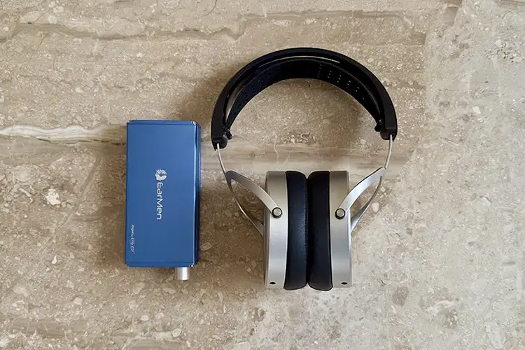 HIFIMAN HE600 beside a blue Earmen Angel portable amplifier