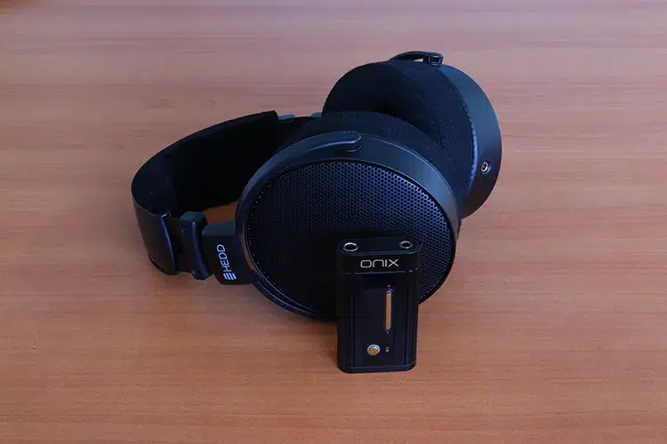 ONIX Beta XI2 dongle DAC beside HEDD Audio HEDDphone D1