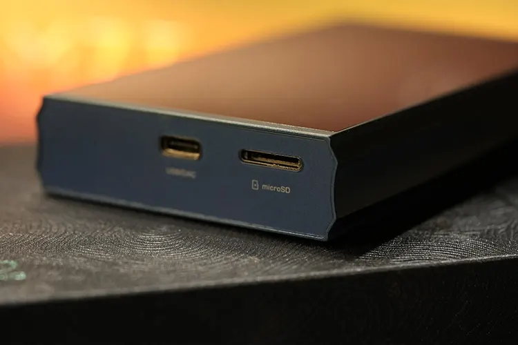 Shanling M7T microSD slot