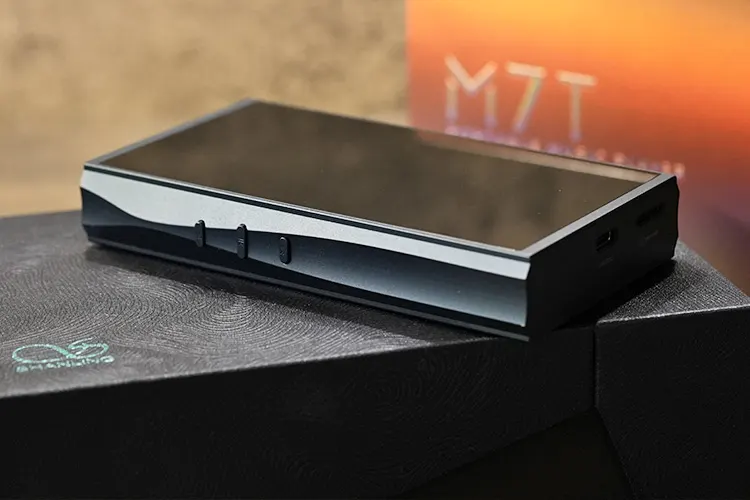 Shanling M7T side panel controls