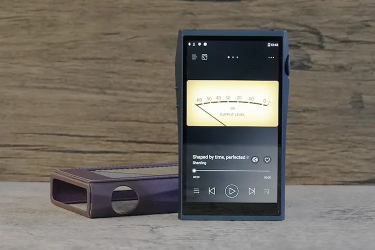 Shanling M7T standing upright with VU meter screen