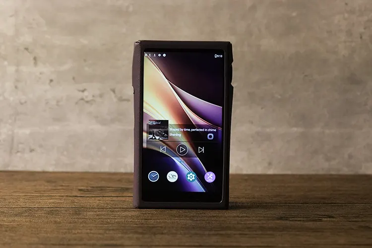 Shanling M7T standing upright with home screen