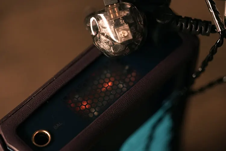 Shanling M7T top panel tubes with earphone on top