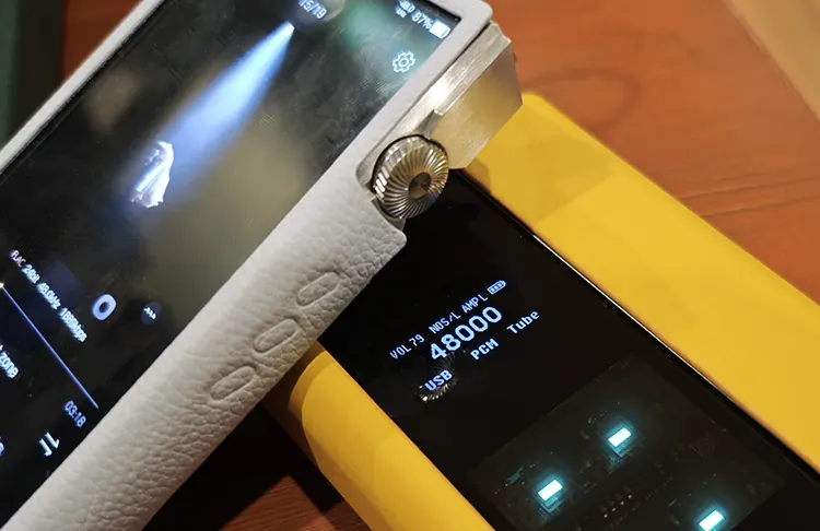 iBasso D17 Atheris OLED display under the DX340 DAP