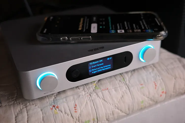 FiiO BR15 R2R with a smartphone on top