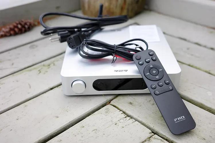 FiiO BR15 R2R with its remote control